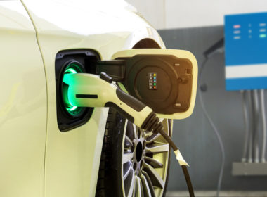 Auto z wtyczką, elektryk, hybryda plug-in