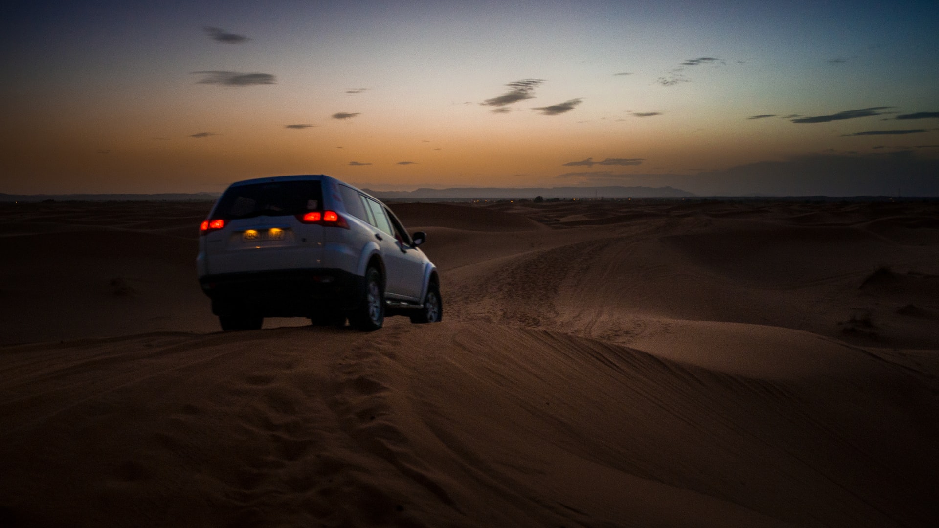 Test auta na pustyni